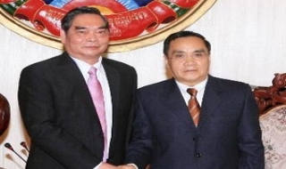 Thường trực Ban Bí thư hội kiến với Thủ tướng Lào