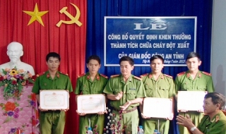 Công an Tây Ninh: Khen thưởng các chiến sĩ dũng cảm chữa cháy xưởng bật lửa gas