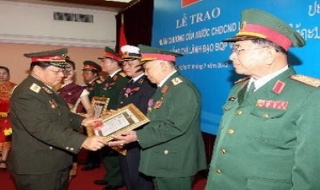 Lãnh đạo Bộ Quốc phòng nhận Huân chương Itsala