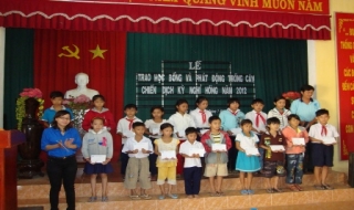 Huyện đoàn Tân Châu: Trao học bổng cho học sinh nghèo