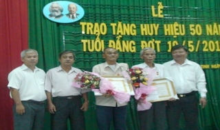 Trảng Bàng: Trao tặng huy hiệu 50 năm tuổi Đảng