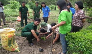 Huyện Dương Minh Châu: Tặng cây ổi giống cho Đồn BP Tống Lê Chân