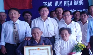 Huyện ủy Gò Dầu: Trao tặng huy hiệu Đảng