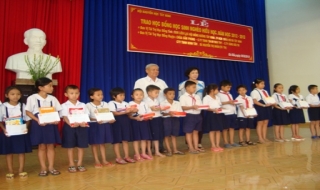 Gò Dầu: Trao học bổng cho học sinh nghèo hiếu học
