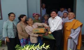 Tặng quà cho học sinh, người nghèo ở Châu Thành và Gò Dầu