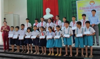 Huyện Dương Minh Châu: Trao học bổng khuyến học cho học sinh nghèo