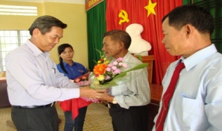 Tân Châu: Trao tặng huy hiệu Đảng cho đảng viên