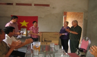 Bến Cầu: Tặng nhà ĐĐK cho các hộ nghèo
