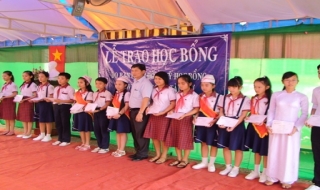 Quỹ học bổng Lawrence S.Ting: Trao học bổng cho học sinh nghèo huyện Trảng Bàng