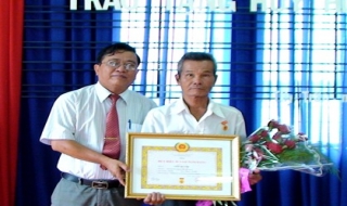 Trảng Bàng: Trao huy hiệu Đảng cho đảng viên