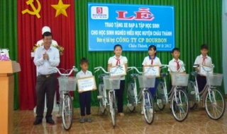 Công ty CP Bourbon Tây Ninh: Tặng quà cho học sinh nghèo huyện Châu Thành