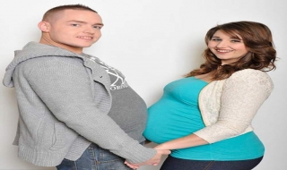 Người đàn ông 'mang bầu' cùng vợ