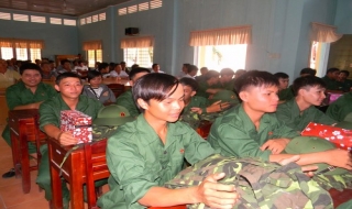 Các địa phương: Tiễn thanh niên lên đường nhập ngũ