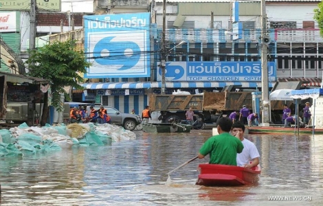 Thủ tướng Thái Lan thăm các nạn nhân vùng lũ