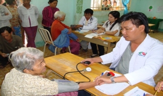 Đoàn Từ thiện chùa Hưng Phước: Khám bệnh cho người nghèo huyện Tân Châu