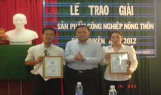 Bến Cầu: Trao giấy chứng nhận sản phẩm công nghiệp - nông thôn tiêu biểu