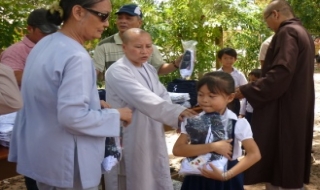 Châu Thành: Tặng quà trung thu cho các em học sinh nghèo