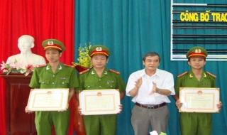 Tân Châu: Khen thưởng đột xuất tập thể và cá nhân tích cực tham gia phá án