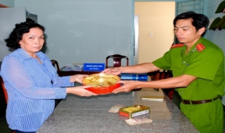 Công an Tân Châu trao trả tang vật vụ cướp vàng ở xã Suối Dây