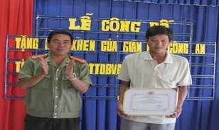 Công an Tây Ninh: Khen thưởng đột xuất cho quần chúng truy bắt tội phạm