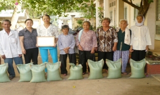 Tân Châu: Trao quà cho người già neo đơn