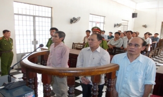 Hơn 18 năm tù cho nhóm làm giả giấy tờ xe