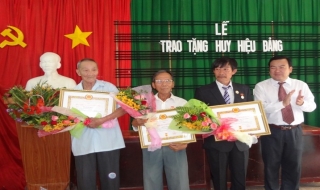 Tân Châu: Trao huy hiệu 65 năm tuổi Đảng cho đảng viên xã Tân Hội