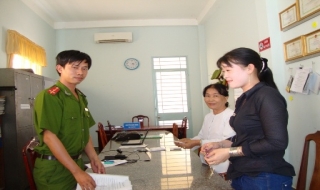Công an Tân Châu trao trả tang vật vụ cướp giật tài sản