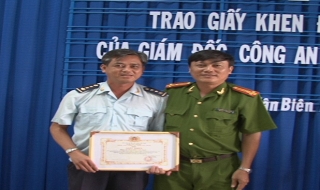 Khen thưởng cá nhân đấu tranh triệt phá đường dây vận chuyển hàng hóa trái phép qua biên giới