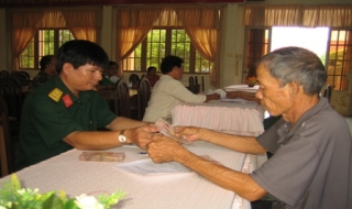 Bến Cầu: Chi trả chế độ trợ cấp cho đối tượng chính sách