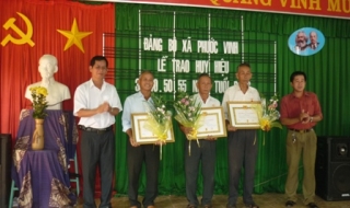 Châu Thành: Trao huy hiệu Đảng cho đảng viên