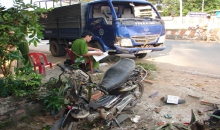 Xe tải tông quán cà phê, ba người trọng thương