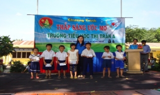 Tân Châu: Trao học bổng “Thắp sáng ước mơ thiếu nhi Việt Nam”