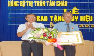 Tân Châu: Trao huy hiệu 50 năm tuổi Đảng cho đảng viên