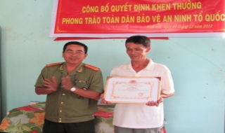 Khen thưởng quần chúng có thành tích truy bắt tội phạm