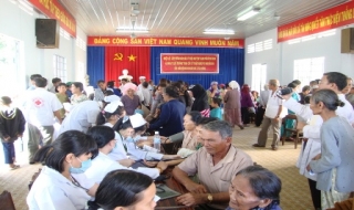 Tân Châu: Tổ chức khám bệnh cho người nghèo