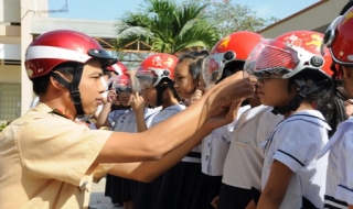 Ban ATGT Tỉnh – Công ty TNHH Khương Huê: Tặng 666 nón bảo hiểm cho học sinh lớp Một