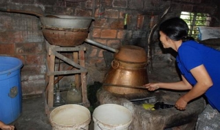 Chính thức cấm loại rượu 'quê' không nhãn mác