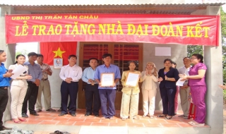 Tân Châu: Tặng nhà tình thương cho người nghèo