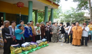 Châu Thành: Tặng quà tết người nghèo