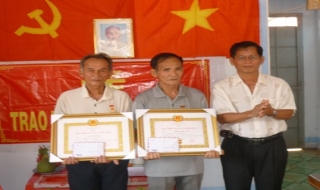 Châu Thành: Trao huy hiệu 40 - 50 năm tuổi Đảng