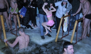 Hơn 82.000 người Nga tắm hồ băng trong lễ hội Epiphany