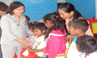 Tân Châu: Tặng tivi cho hộ nghèo