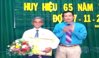 Trảng Bàng: Trao huy hiệu 65 năm tuổi Đảng cho đảng viên