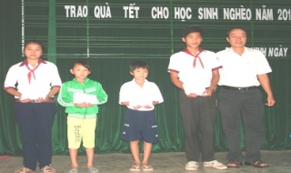 Chi đoàn Báo Tây Ninh: Tặng quà tết cho học sinh nghèo huyện Dương Minh Châu
