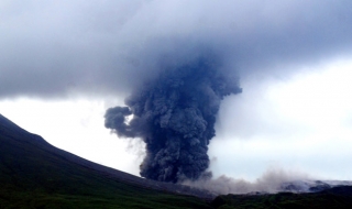 Indonesia: Núi lửa Lokon “thức giấc”