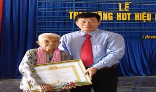 Trảng Bàng: Trao huy hiệu Đảng tặng đảng viên