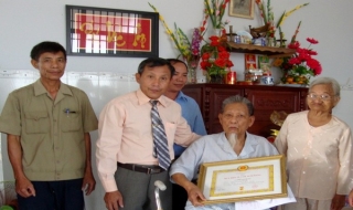 Tân Châu: Trao tặng huy hiệu 50 năm tuổi Đảng cho đảng viên