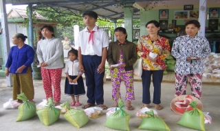 Bến Cầu: 300 phần quà dành tặng người nghèo xã An Thạnh