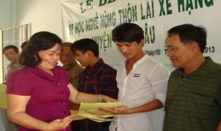 Tân Châu: Bế giảng lớp dạy nghề lái xe cho lao động nông thôn